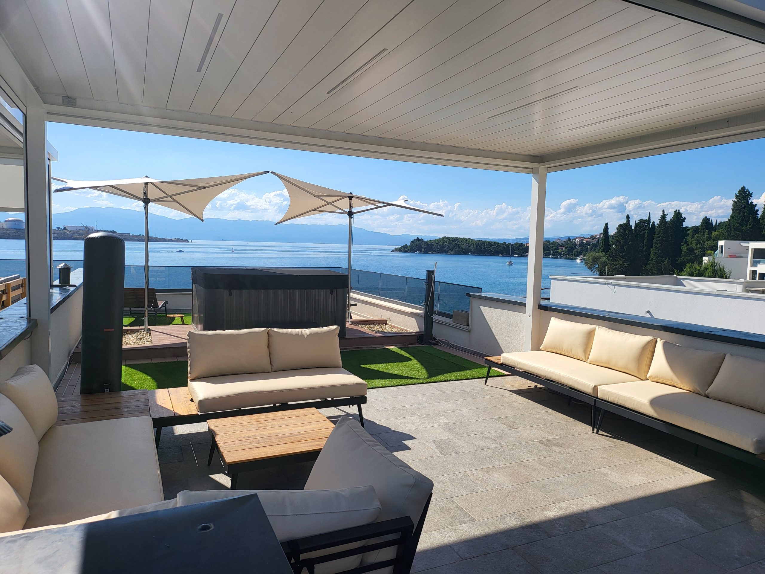 Bioclimatic pergola